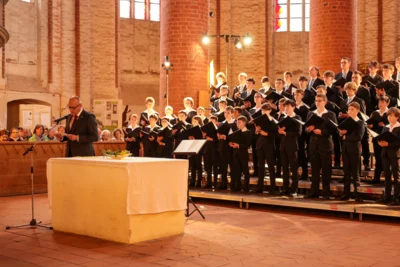 Bürgermeister Dr. Ronald Thiel bei seiner Ansprache 2024 zum Konzert des Dresdner Kreuzchores in der Sankt-Nikolai-Kirche. Foto: Peter Duchrau (Bild vergr&ouml;&szlig;ern)