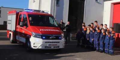 Einfahrt des neuen Vorausrüstwagens am Gerätehaus (Bild vergr&ouml;&szlig;ern)