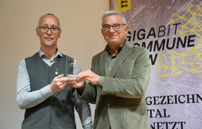 Bürgermeister Michael Fischer bei der Übergabe durch Innenminister Thomas Strobl