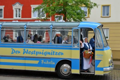 Stadtrundfahrten mit dem Oldie-Bus „Fridolin"  durch Wittenberge I Foto: Gerhard Baack (Bild vergr&ouml;&szlig;ern)