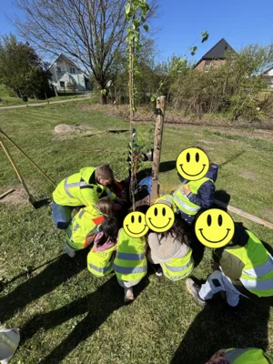 Kinder und der Amtsdirektor pflanzen einen Baum (Bild vergr&ouml;&szlig;ern)