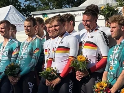 Podium der 4000 m Mannschaftsverfolgung, Max-David Briese (Mitte) (Bild vergr&ouml;&szlig;ern)