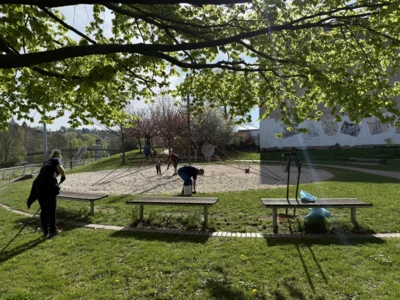 Freiwillige Helfer, wie hier am Spielplatz im Stadtzentrum, haben zum Frühjahrsputz das Stadtgebiet gereinigt. © Stadtverwaltung (Bild vergr&ouml;&szlig;ern)