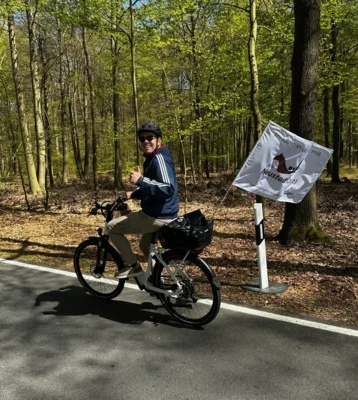 Auf dem Bild der Amtsdirektor auf einem Fahrrad (Bild vergr&ouml;&szlig;ern)