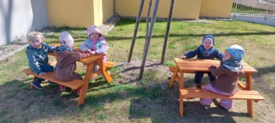 Neue Bänke für unseren Hof (Bild vergr&ouml;&szlig;ern)