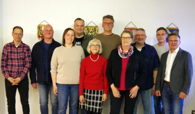 Bürgermeister Frank Jakob (rechts) verabschiedete die ausscheidenden Stadträte (von links) Oliver See, Peter Goihl, Tina Löffler, Martin Sesselmann, Hedwig Schnappauf, Stefan Srocka, Karin Bayer, Stefan Raab und den ausscheidenden stellvertretenden Ortssprecher Jonas Pietz. (Bild vergr&ouml;&szlig;ern)