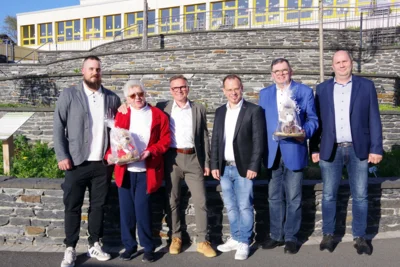 VG-Vorsitzender, Bürgermeister Frank Jakob (Dritter von links), verabschiedete seine Amtskollegen Karin Ritter (zweite von links) und Peter Klinger (zweiter von rechts) sowie den VG-Geschäftsleiter Sven Schuster (dritter von rechts). Mit im Bild sind die neuen Bürgermeister von Reichenbach, Richard Balazs (links), und Tschirn, Klaus Daum (rechts). (Bild vergr&ouml;&szlig;ern)