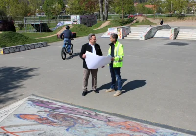 Der neue Skate-Park am Schwedensteg soll bis Ende dieses Jahres fertig sein. Oberbürgermeister Ingo Lehmann (links) und der Leiter der städtischen Tiefbauabteilung, Frank Wiesel, haben sich vor Ort über das Bauprojekt informiert (Foto: Stadt Kulmbach). (Bild vergr&ouml;&szlig;ern)