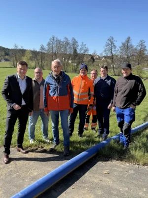Erster Bürgermeister Nicolas Lahovnik erkundigt sich nach dem aktuellen Stand zur Baumaßnahme bei Christian Horn (Ingenieurbüro Albrecht), Dieter Albrecht (Ingenieurbüro Albrecht), Michael Waldmann (Straßenbauunternehmen VSTR AG), Alexander Ludwig (Straßenbauunternehmen VSTR AG), Bernhard Großkopf (Verwaltungsgemeinschaft Tröstau) und Lukas Melzer (SWW Wunsiedel GmbH).