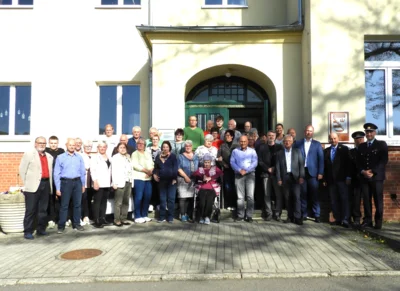 Gruppenfoto zum Andenken an das 25 Jubiläum des Kultur-und Heimatvereins Kostebrau