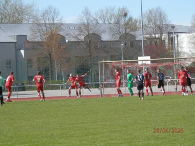 Zuletzt beim TSV Einheit Tessin trafen die Wariner (schwarz) auf ein fast über die gesamte Spielzeit dichtgestaffeltes mit viel Temperament verteidigendes Gastgeberteam (rot). Ähnliches dürfte auch in der Partie gegen Neukalen zu erwarten sein. (Bild vergr&ouml;&szlig;ern)