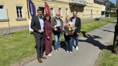 Erster Bürgermeister Nicolas Lahovnik (links) gratuliert gemeinsam mit Verkaufsleiterin Andrea Ernst (2. v. l.), kaufmännischen Theaterleiter Matthias Fischer (rechts) dem Ehepaar Dommer zum Kauf der 100.000ten Karte.