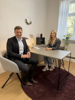 Erster Bürgermeister Nicolas Lahovnik besucht die neue Ernährungstherapiepraxis von Lisa Pohl.