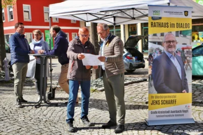 Auerbachs OB im Gespräch mit den Bürgern – direkt auf dem Neumarkt (Bild vergr&ouml;&szlig;ern)
