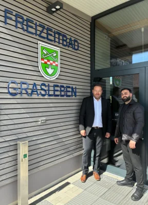 Samtgemeindebürgermeister Gero Janze und Imbissbetreiber Mustafa Kaplan freuen sich über die Zusammenarbeit. (Bild: Samtgemeinde Grasleben)
