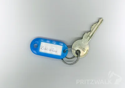 Dieser Schlüssel mit einem blauen Anhänger mit der Aufschrift „Bibliothek“ liegt im Pritzwalker Fundbüro zur Abholung bereit.  Foto: Stadt Pritzwalk (Bild vergr&ouml;&szlig;ern)