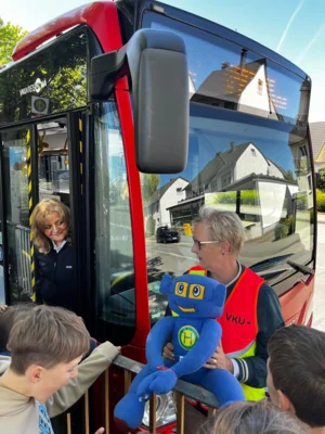 "Busschule" für die Kinder der Klasse 4 (Bild vergr&ouml;&szlig;ern)