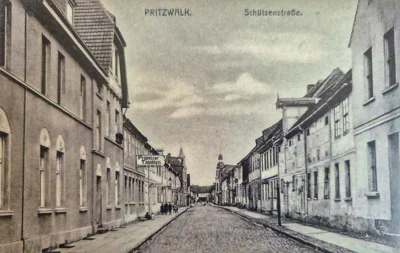 Die Pritzwalker Schützenstraße um 1920. Quelle: Illustrierte Geschichte Pritzwalks, 2. Auflage (Bild vergr&ouml;&szlig;ern)