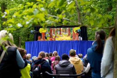 Das Wolfhager Figurentheater begeistert Groß und Klein beim Fest im WildtierPark Edersee am 8. und 9. Mai. Für ein inklusives Erlebnis begleiten in diesem Jahr Gebärdendolmetschende das Figurentheater und das Flugtraining der Greifenwarte./Bildquelle: Sari Arend / Nationalpark Kellerwald-Edersee (Bild vergr&ouml;&szlig;ern)