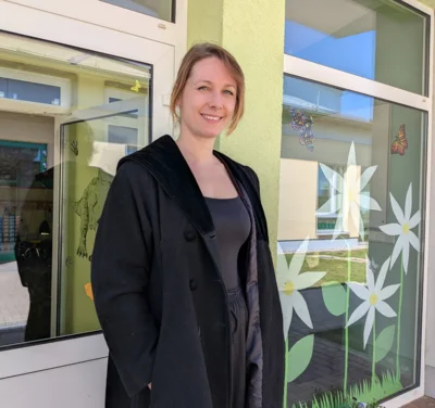 Hier geht sie jetzt an drei Tagen pro Woche ein und aus: Hannah Rothe an der Grundschule Jarmen. (Foto: Wagenknecht)