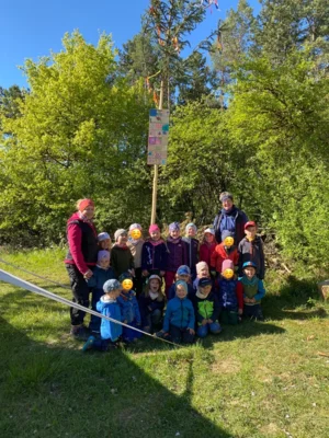 Maibaum stellen im Waldkindi