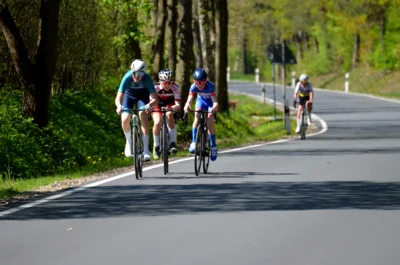U17 Fahrer aus Hamburg, Bremen und Greifswald beim Überholvorgang auf der Strecke, Foto: Robert Wasmund (Bild vergr&ouml;&szlig;ern)
