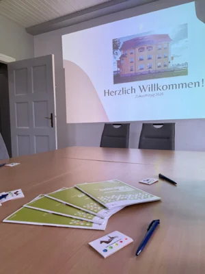 Auf dem Bild eine Leinwand mit "Herzlich Willkommen" (Bild vergr&ouml;&szlig;ern)