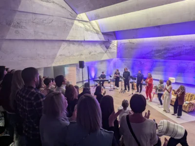 Standing ovation: Der „Mutausbruch“ der beiden Podcasterinnen „frisch & faltig“ im Blaibacher Konzerthaus gemeinsam mit vier Musikern von „s´Herzwerk“ und mutigen Frauen aus der Region war ein voller Erfolg.