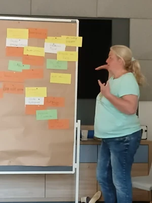 Britta Jandt bei einer der Theorieeinheiten im Seminarraum (Bild vergr&ouml;&szlig;ern)