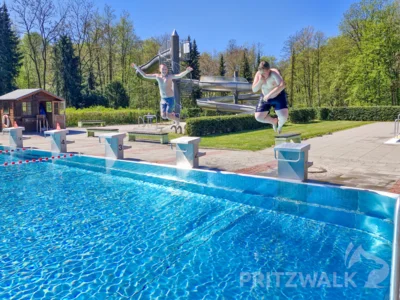 Bei 14 Grad Wassertemperatur stürzten sich am 1. Mai die ersten Wasserratten in die Fluten des Pritzwalker Hainholz-Schwimmbades. Foto: Stadt Pritzwalk (Bild vergr&ouml;&szlig;ern)
