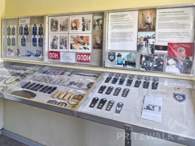 Im Stellwerksmuseum gibt es einen neuen Ausstellungsteil mit alten Dokumenten und Schulterstücken. Foto: Stadt Pritzwalk (Bild vergr&ouml;&szlig;ern)