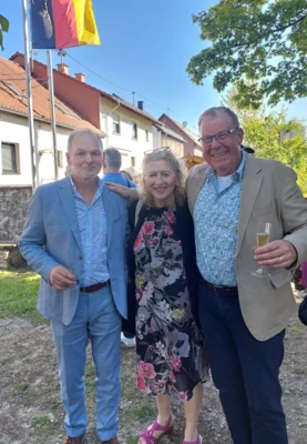 Von links: Jean-Marc Steinmetz – Bürgermeister Wittersheim im Elsass, Maria Vermeulen – Bürgermeisterin Mandelbachtal, Claus Ackermann – Ortsvorsteher Mandelbachtal-Wittersheim beim deutsch-französischen Partnerschaftsfest. Foto: zur Verfügung gestellt von Claus Ackermann.