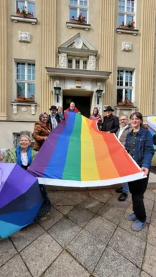 Fahnenhissung für eine vielfältige Gesellschaft