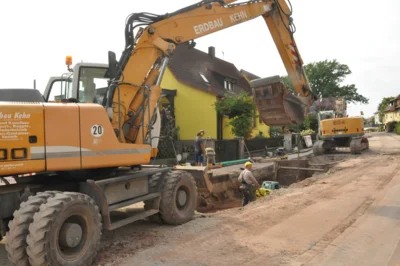 Die Arbeiten am neuen Abwasserkanal machten den Durchgangsverkehr in der Neustädter Straße in Puschendorf für mehr als sechs Monate unmöglich und überstiegen in der Schlussrechnung deutlich den Planungsansatz. Das kritisierte der Rechnungsprüfungsausschuss.