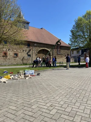 Aufräumen, Maifeier und Maibäume aufstellen