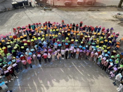 Unsere Schule ist bunt (Bild vergr&ouml;&szlig;ern)