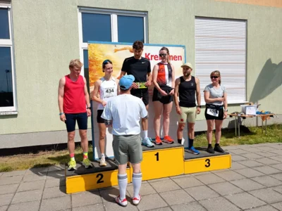 Die schnellsten im 10km Hauptlauf gemeinsam auf dem Treppchen - Bürgermeister Sebastian Busse gratuliert / Stadt Kremmen, Andrea Busse