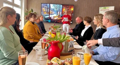 Viele Gäste haben sich zur Eröffnung des Servicepunktes Nachbarschaftshilfe in Zahna/Elster zusammengefunden (Foto: Foto: Annette Schmidt, Mitteldeutsche Zeitung) (Bild vergr&ouml;&szlig;ern)