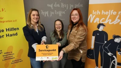 Vertreterinnen der Landeskoordinierungsstelle Nachbarschaftshilfe Sachsen-Anhalt übergeben das Türschild an den Servicepunkt in Sangerhausen, angekoppelt an den Psinet e.V. (Foto: Maik Schumann, Mitteldeutsche Zeitung) (Bild vergr&ouml;&szlig;ern)