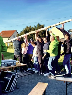 Maibaumaufstellen in Michelsdorf (Bild vergr&ouml;&szlig;ern)