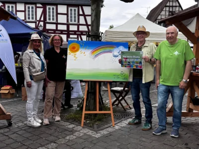 Einsatz beim Kinderfest mit Gärtnermarkt in Büdingen: LGS-Ehrenamtskoordinatorin Bärbel Wern, Wiebke Schüller von der Stadt Büdingen, Manfred Scheid-Varisco LGS-Messe-Koordinator und Lothar Pierl, einer der fleißigen Ehrenamtlichen (v.l.). Foto: Lenz/LGS (Bild vergr&ouml;&szlig;ern)