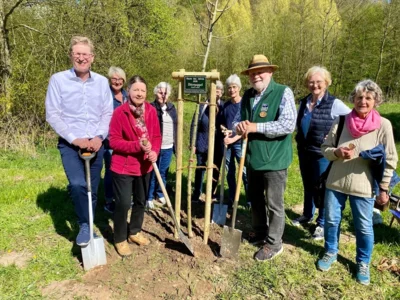 Foto: Gemeinsame Pflanzaktion  Bürgermeister Danny Sutor, Gabriele Richter, Anita Milde, Heidi Jäger, Erika Schneider, Ute Austermühle, Hand-Peter Giebing (SDW), Heike Giede-Jeppe, Gisela Hübel (von links) Bildrechte: Schutzgemeinschaft Deutscher Wald - mit freundlicher Genehmigung - (Bild vergr&ouml;&szlig;ern)