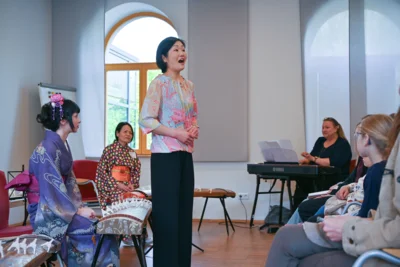 Japanischer Kulturtag der VHS in Melsungen: Musikschule unterstützt mit Koto und Kinderchor – über 60 Gäste erleben Japan hautnah. (Bild vergr&ouml;&szlig;ern)