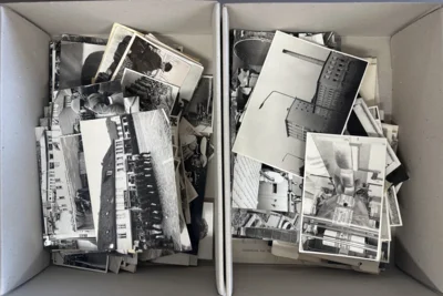 Inhalt von einer der vielen Archivboxen der Fotosammlung der Museumsfabrik Pritzwalk. Foto: Lars Schladitz (Bild vergr&ouml;&szlig;ern)