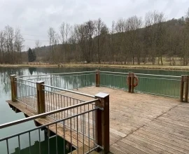 Auf diesem Steg lädt künftig eines der beiden Waldsofas zum Entspannen ein (Bild vergr&ouml;&szlig;ern)