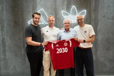 Von links nach rechts: Maximilian Gassner (VP Sales Zone Central bei adidas), FLB-Geschäfstführer Oliver Nitschke, FLB-Präsident Jens Kaden und Christian Bärtels (Senior Director Sports Marketing bei adidas) nach der Vertragsunterzeichnung mit adidas.