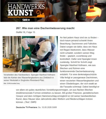 Spengler Manfred Hofmann mit Vorarbeiten zur Dachentwässerung