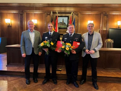 Rainer Neumann, stellv. Vorsitzender der Stadtverordnetenversammlung, Robert Kaliske, Nico Linse und Bürgermeister Dr. Oliver Hermann (von links) | Foto: Martin Ferch (Bild vergr&ouml;&szlig;ern)