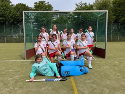 Foto zur Meldung: Schwieriger Auftakt mit viel Potenzial – Weibliche U12 des Soester HC startet in die Saison Foto zur Meldung: Schwieriger Auftakt mit viel Potenzial – Weibliche U12 des Soester HC startet in die Saison