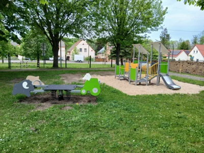 Zwei neue Spielgeräte für Spielplatz in Kostebrau